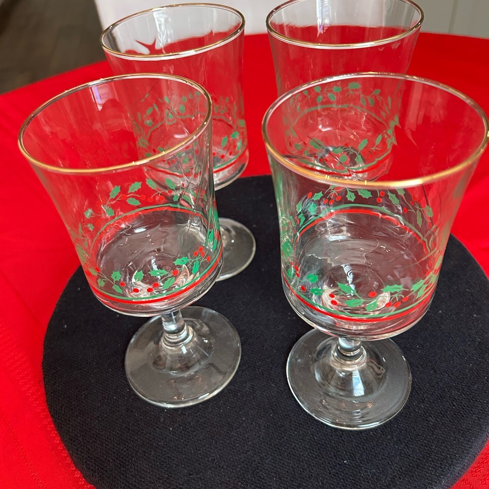 Vintage Arby’s Holiday Classic water/wine stemware.
Set of 4.